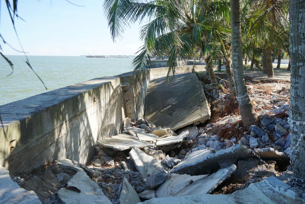 태풍 5호의 영향으로 하이띠엔 해변(탄호아)의 제방이 침하되고 심각하게 갈라졌습니다. 사진: Quach Du