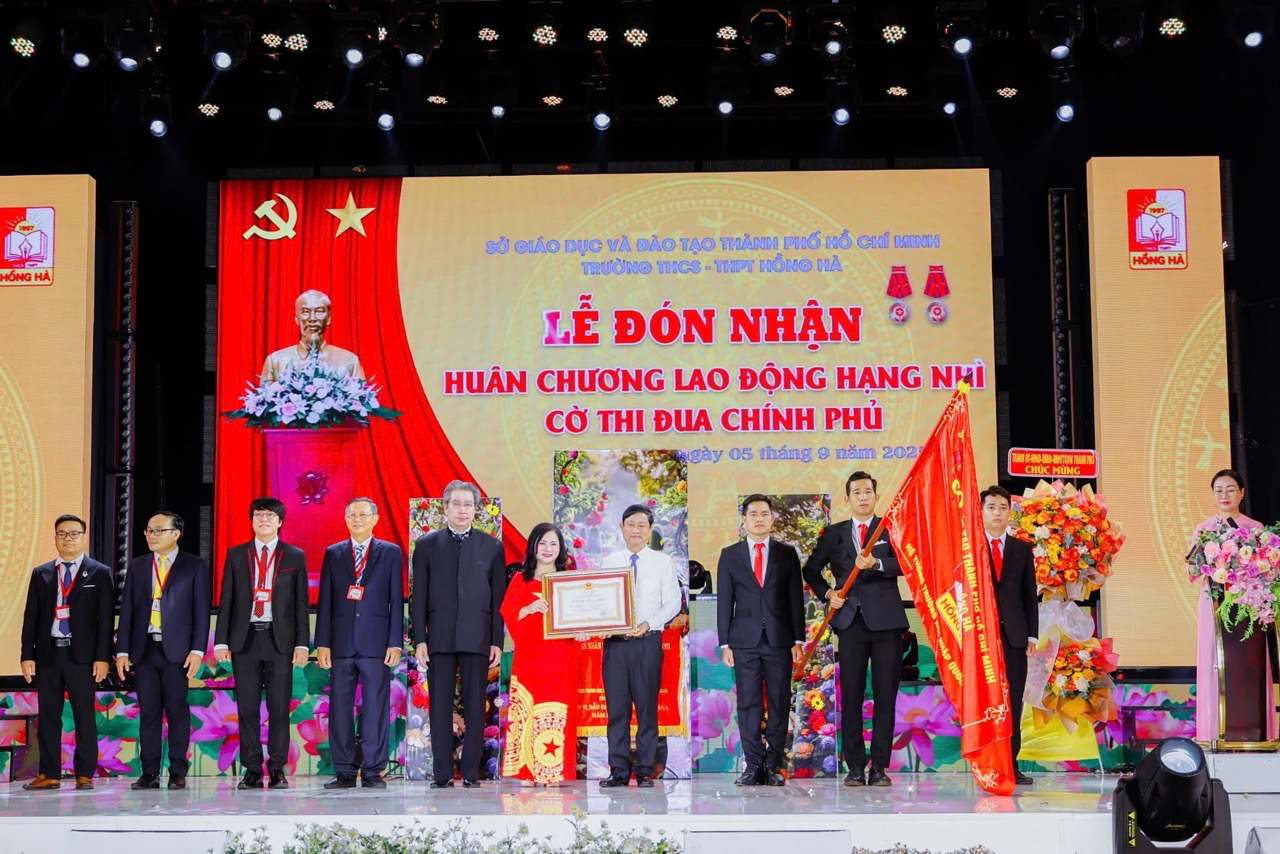 Hong Ha Secondary and High School was honored to receive the Second Class Labor Medal on the opening day of the new school year. Photo: Organizing Committee.