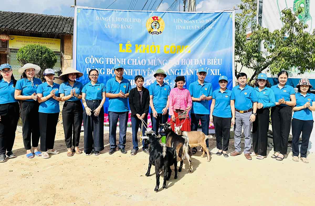 Projet de route rurale nouvelle avec le soutien de la Federation du travail de la province de Tuyen Quang pour celebrer le Congres du Parti provincial. Photo : Mai Lan.
