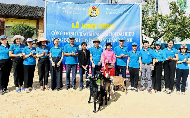 The new rural road project has the support of the Tuyen Quang Provincial Federation of Labor to celebrate the Provincial Party Congress. Photo: Mai Lan.
