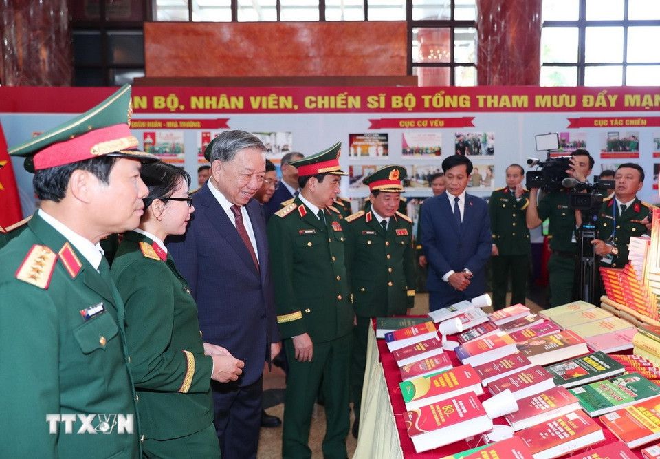 Tong Bi thu To Lam va cac dai bieu tham quan Khu trung bay an pham Quoc phong. Anh: Trong Duc/TTXVN 
