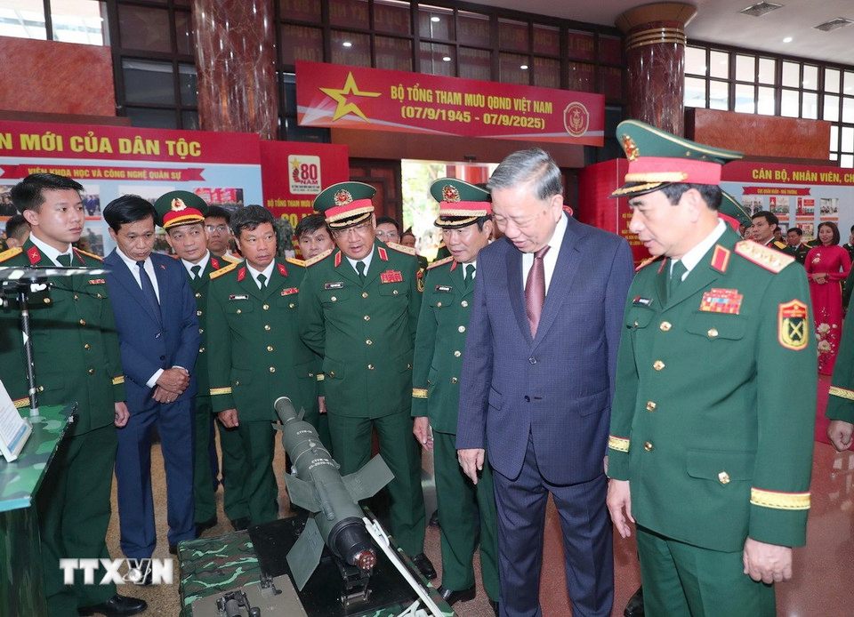 Tong Bi thu To Lam va cac dai bieu tham quan Khu trung bay san pham cong nghiep Quoc phong. Anh: Trong Duc/TTXVN 