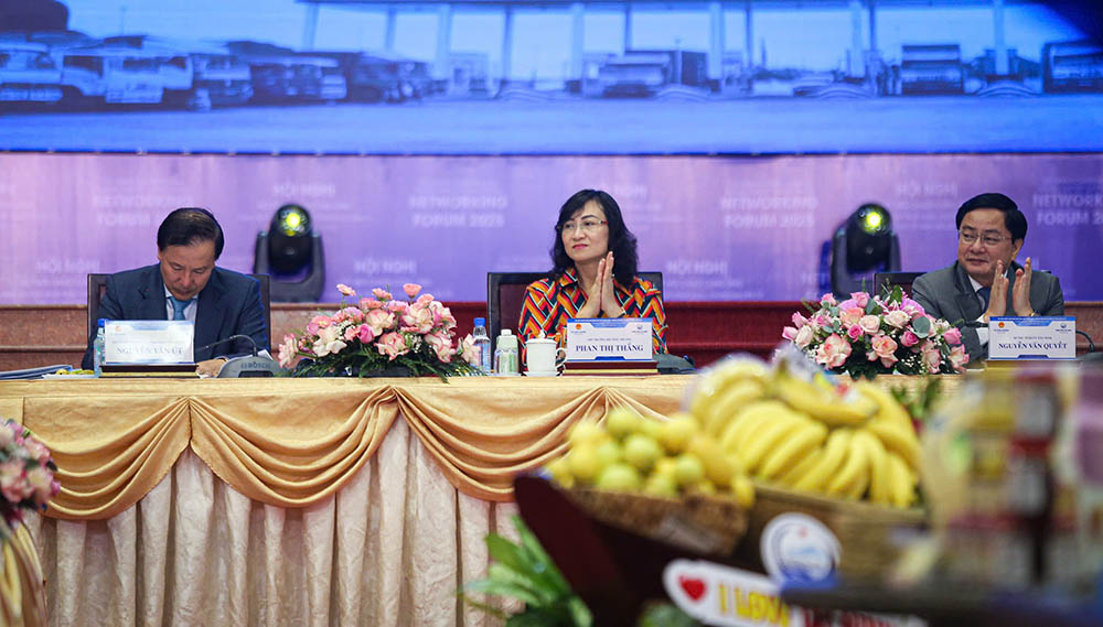 Le secretaire du Comite provincial du Parti de Tay Ninh Nguyen Van Quyet (a droite) le vice-ministre de l'Industrie et du Commerce Phan Thi Thang le president du Comite populaire provincial de Tay Ninh Nguyen Van Ut (a gauche) present la conference. Photo : Thanh Vu