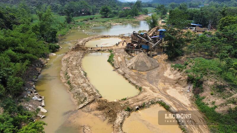 Sand and gravel mineral exploitation activities on the Rong River, Dan Tien Commune, Thai Nguyen were strongly opposed by the people. Photo: Viet Bac.