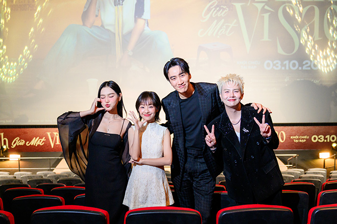 Lee Kwang Soo chup hinh cung dan sao Viet tham gia phim “Tay anh giu mot vi sao“. Anh: CGV