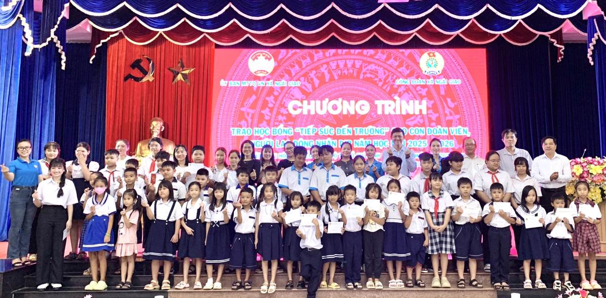 Le syndicat de la commune de Ngai Giao en coordination avec le Comite du Front de la patrie vietnamienne et les unites a remis des bourses a 71 eleves en difficulte. Photo : Thai Binh