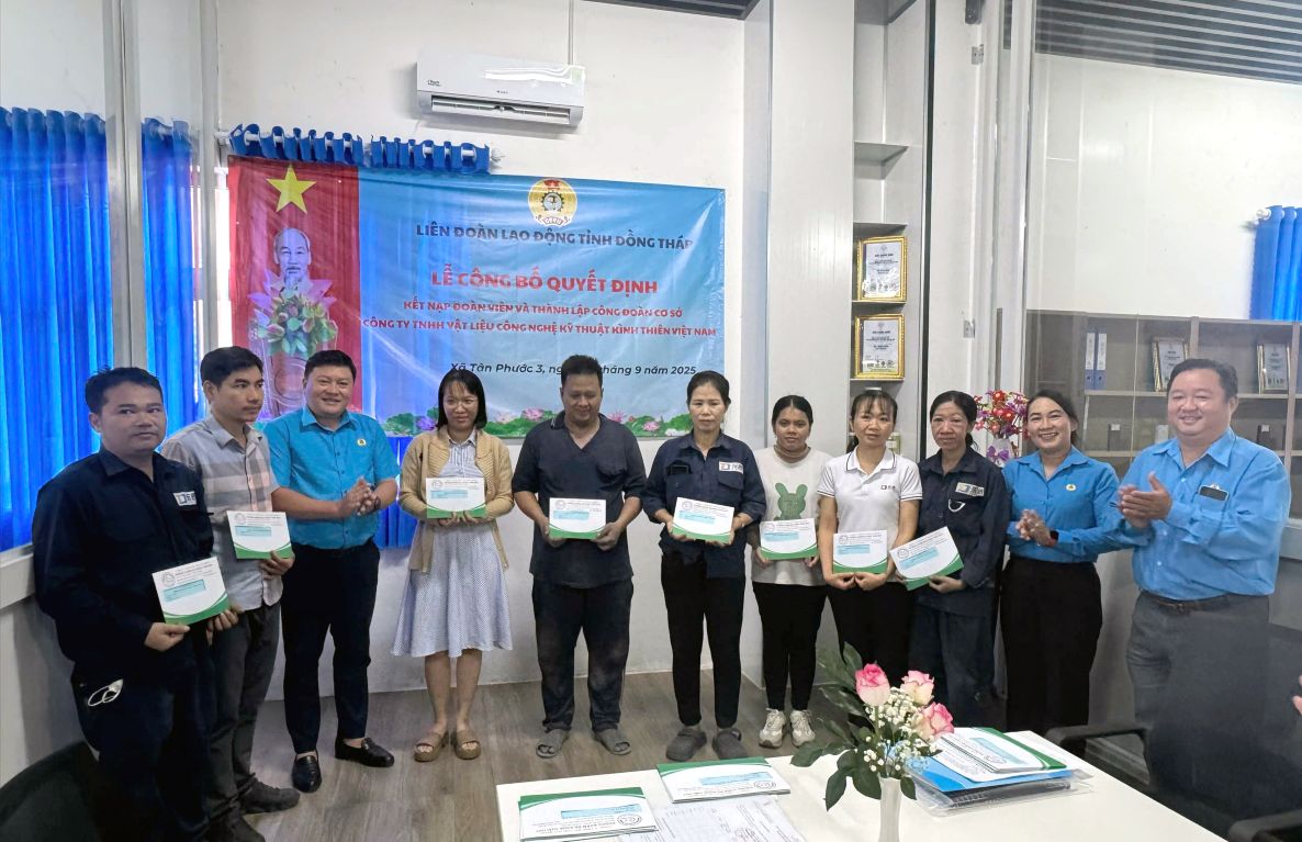 Dai dien LDLD tinh tang phieu kham va tam soat suc khoe tong quat mien phi cho doan vien Cong doan. Anh: Thanh Mai