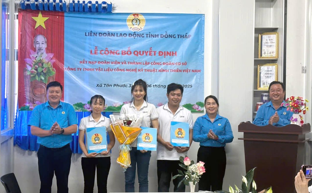 Dai dien LDLD tinh tang hoa chuc mung Ban chap hanh Cong doan co so Cong ty TNHH vat lieu cong nghe Ky thuat Kinh Thien Viet Nam. Anh: Thanh Mai