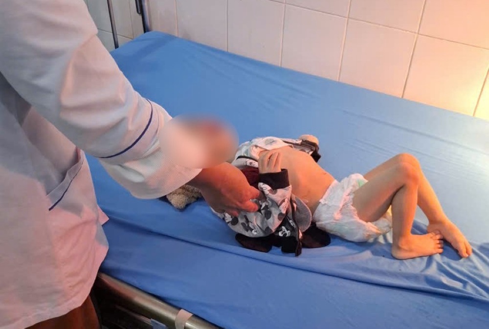 Le bebe a ete secouru hors de la maison inondee et emmene au centre medical. Photo : Pham Duy