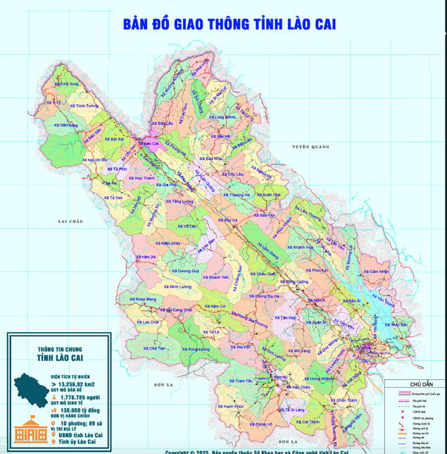 Nguoi dan de dang tra cuu thong tin ve cac xa phuong cua Lao Cai sau sap nhap. Anh: Bao Nguyen