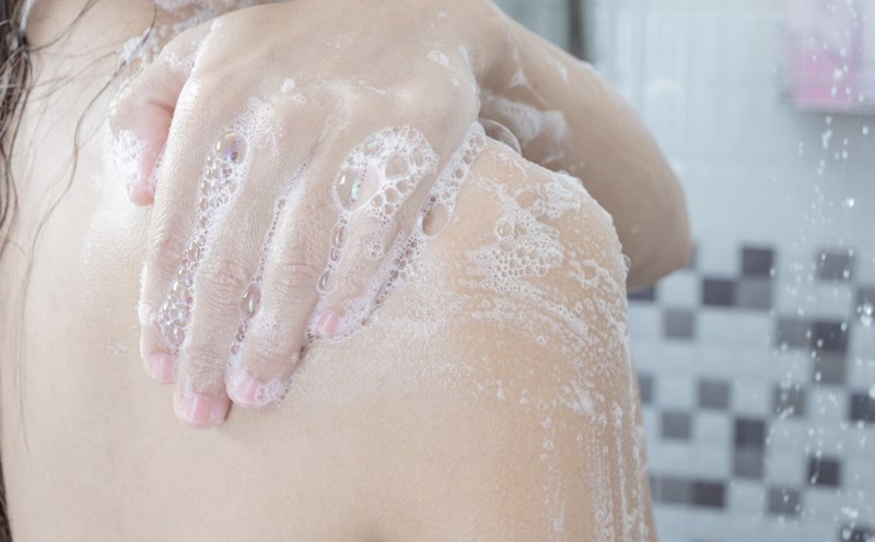 Taking a cold shower helps reduce inflammation and muscle pain effectively. Photo: Thuy Duong