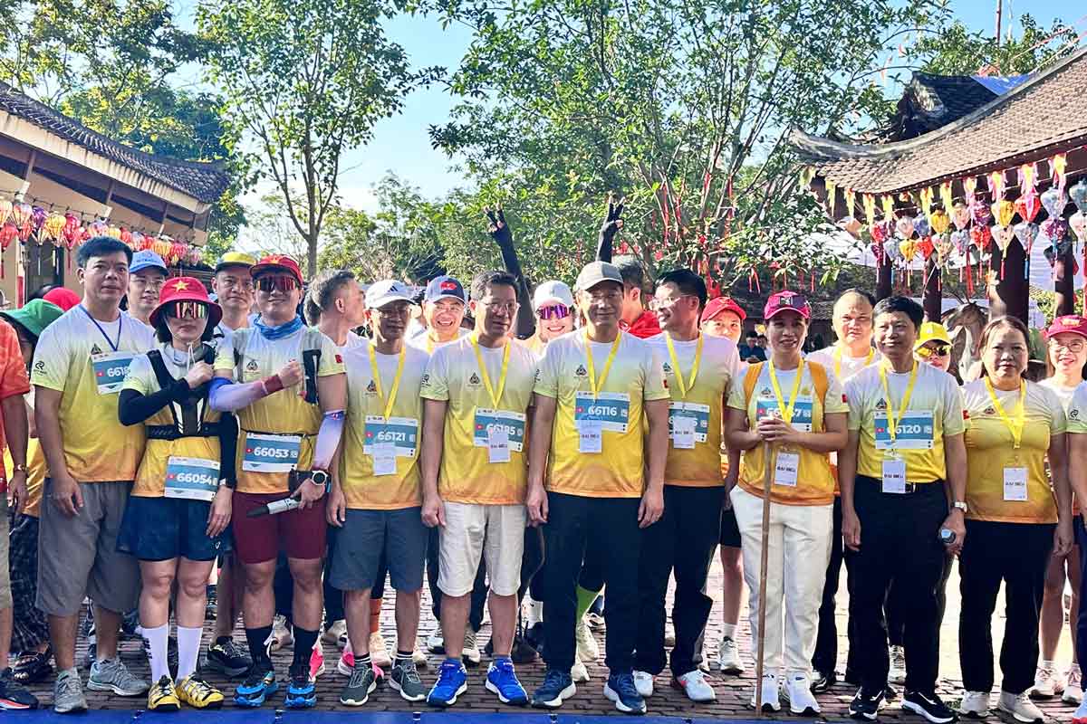 Cac dai bieu va van dong tham gia chinh phuc cu ly 5km kham pha Di san, danh thang Yen Tu. Anh: