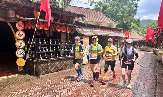 Các vận động viện chạy qua Làng Nương, Yên Tử. Ảnh: Hội nhà báo tỉnh Quảng Ninh