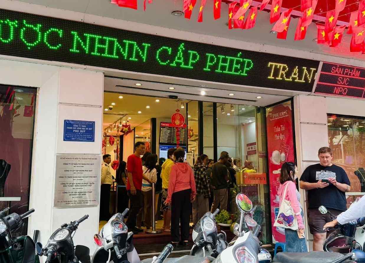 Nhieu nguoi cho rang vang nhan o thoi diem nay rat kho mua. Anh: Phuong Anh
