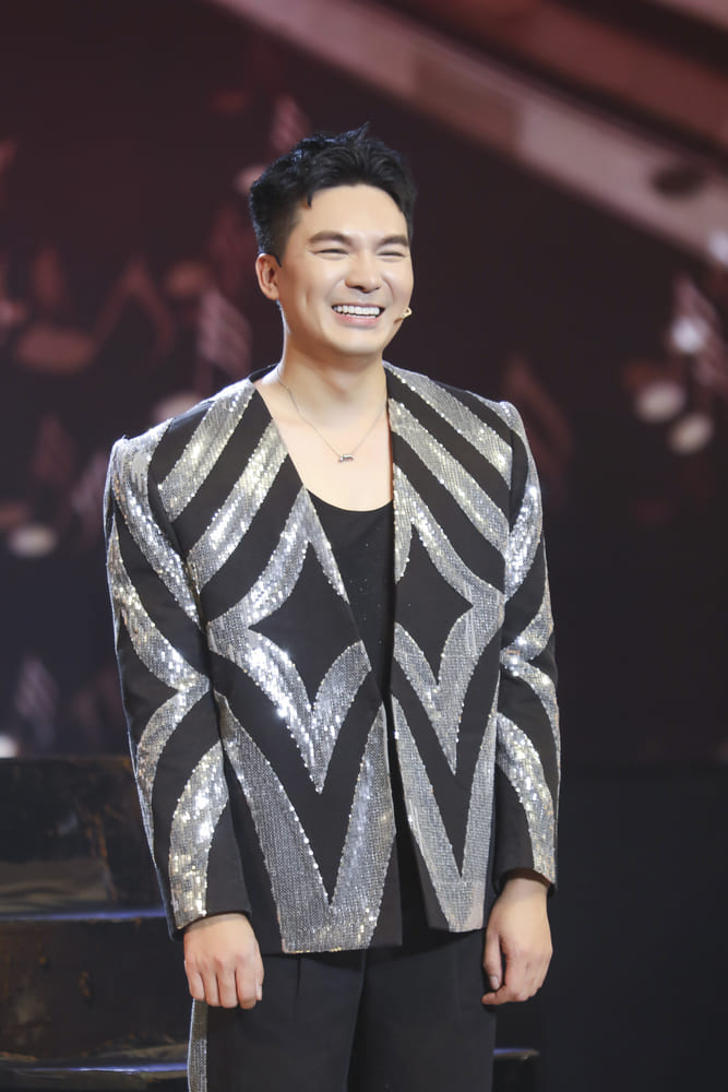 MC Quoc Tri nhan duoc nhieu loi khen ngoi cua ban giam khao khi ket thuc phan trinh dien. Anh: Nhan vat cung cap