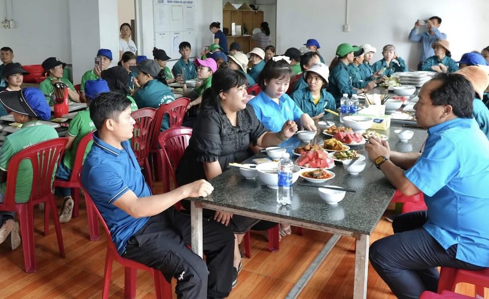 많은 조합원과 근로자들이 참석했습니다 Dua am ap 노동조합 식사. 사진: 꽝찌 노동조합