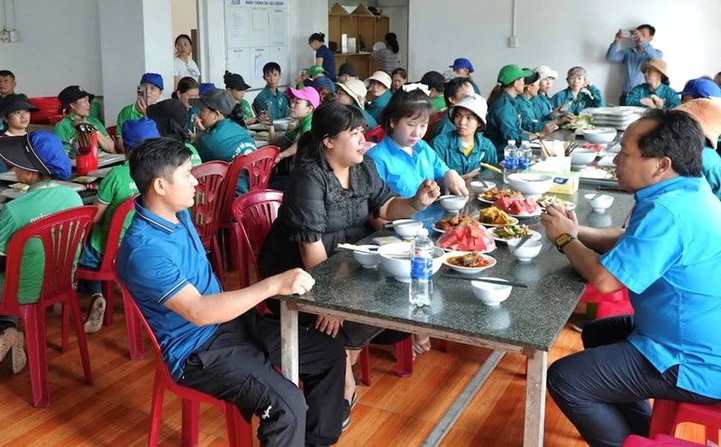A large number of union members and workers attended the warm "Union Meal". Photo: Quang Tri Trade Union