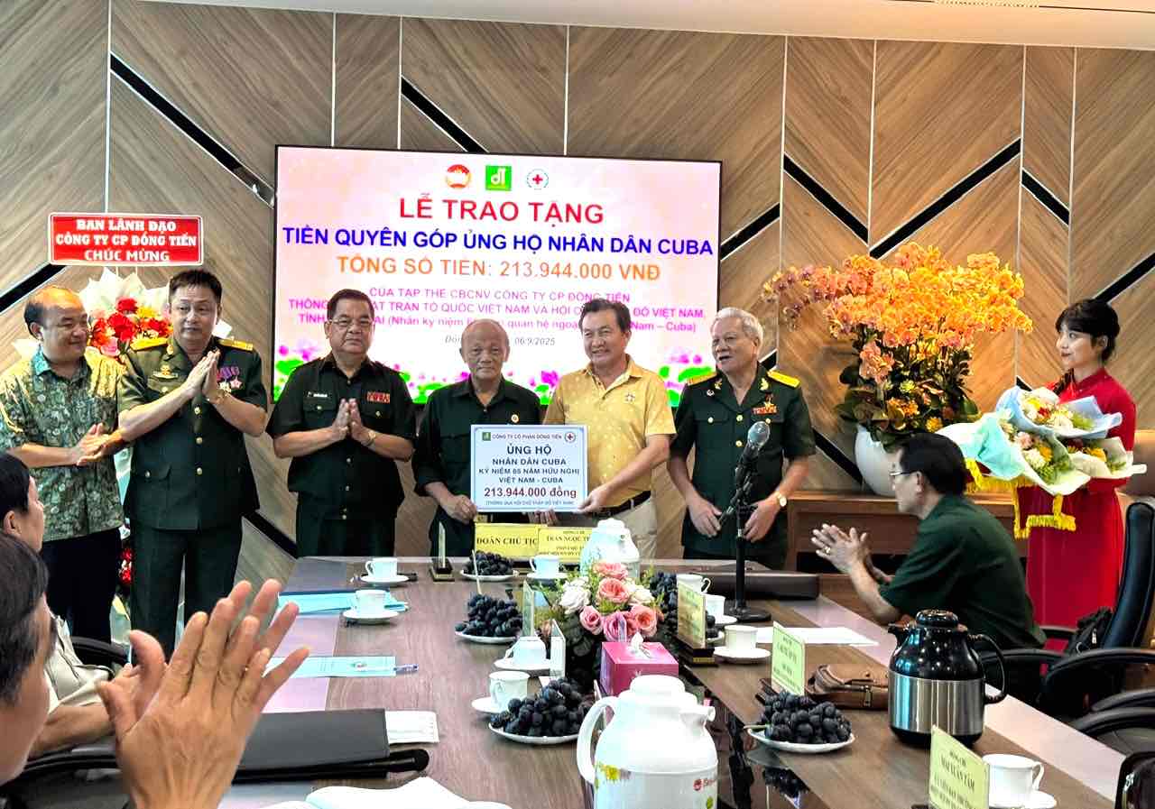 Dong Tien 주식회사는 쿠바 국민을 지원하기 위해 기부된 총 2억 1 400만 동에 가까운 기부금의 상징을 전달했습니다. 사진: HAC