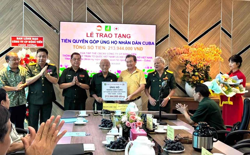 Dong Tien Joint Stock Company presented a symbol of a total donation of nearly 214 million VND to support the Cuban people. Photo: HAC