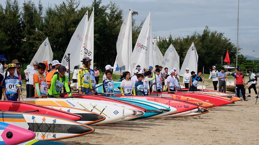 Đua thuyền buồm và chèo ván trên biển tuy mới xuất hiện tại Đà Nẵng như rất thu hút cộng đồng tham gia. Ảnh: Thành Nguyễn