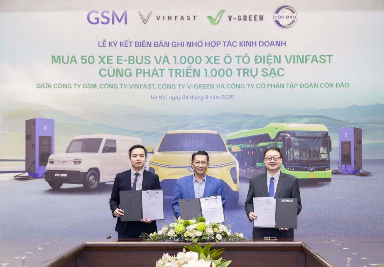 Ong Nguyen Dang Khoa – Tong giam doc Con Dao Group (giua), ong Tran Le Phuong – Pho Tong giam doc GSM (ben phai) va ong Nguyen Duc Vinh – Pho Tong giam doc V-Green tai le ky ket hop tac