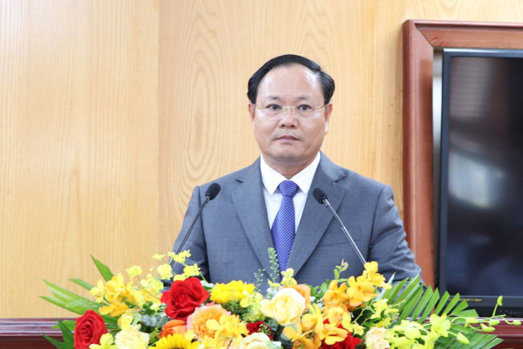 Le Minh Ngan 씨 - 라이쩌우성 당위원회 상임 부서기가 임무를 수락하는 발언을 하고 있습니다. 사진: 라이쩌우 전자 정보 포털