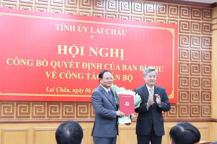Nguyen Quang Duong - Uy vien Ban Chap hanh Trung uong Dang, Pho Truong Ban To chuc Trung uong trao Quyet dinh va tang hoa chuc mung dong chi Le Minh Ngan - Pho Bi thu Thuong truc Tinh uy Lai Chau.