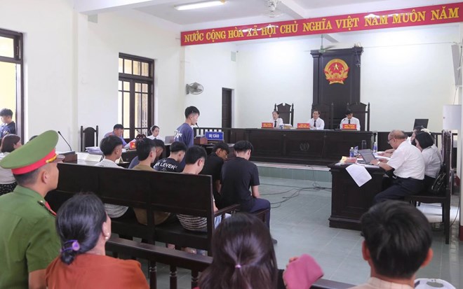 Theo đề xuất của Bộ Công an, người phạm tội chưa thành niên khi tái hòa nhập cộng đồng sẽ có nhiều hỗ trợ. Trong ảnh là phiên tòa xét xử nhóm gây rối trật tự công cộng ở Quảng Trị, có 7/8 bị cáo chưa thành niên. Ảnh: Lê Minh