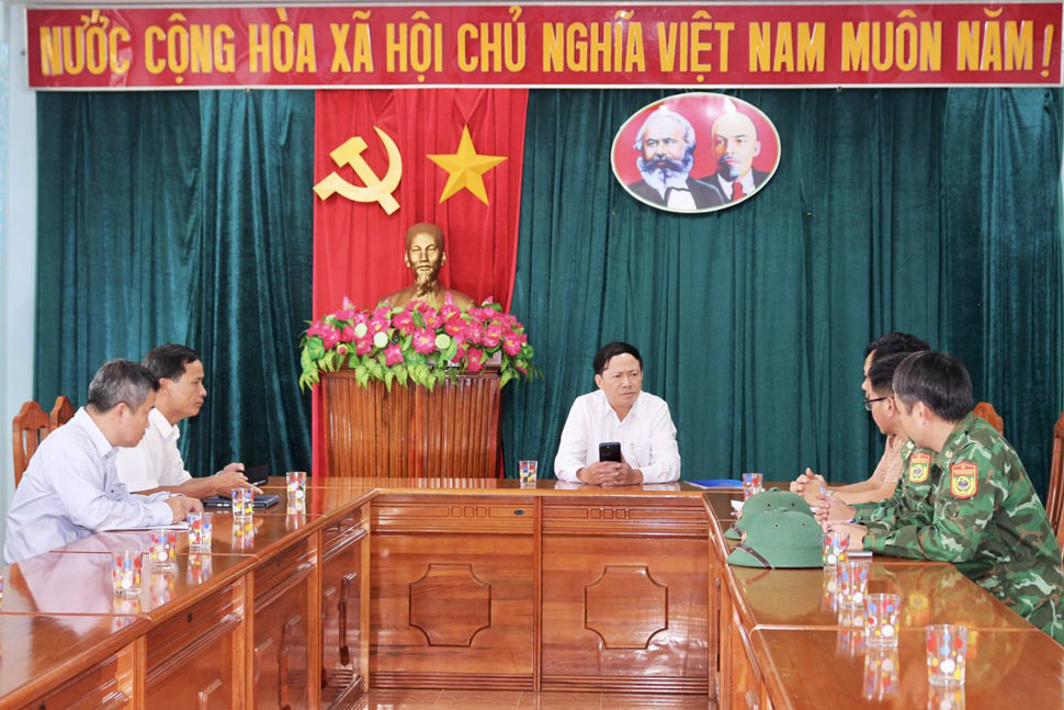 Chu tich UBND tinh Gia Lai Pham Anh Tuan lam viec voi cac luc luong chuc nang tai Cua khau quoc te Le Thanh vao giua thang 8.2025. Anh: Ngoc Minh