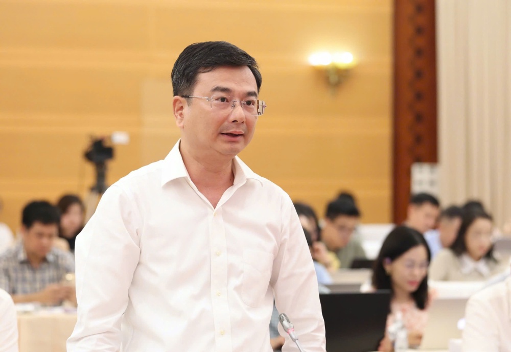 국립은행 부총재 Pham Thanh Ha가 금 시장 관리에 대한 정보를 제공합니다. 사진: Pham Dong