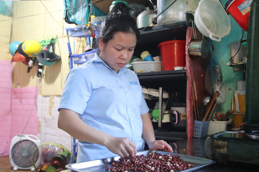 Thu nhap it oi, chi Dam Thi Van chi dam thue mot can phong tro cap 4 nho hep de o. Anh: Hoang Xuyen