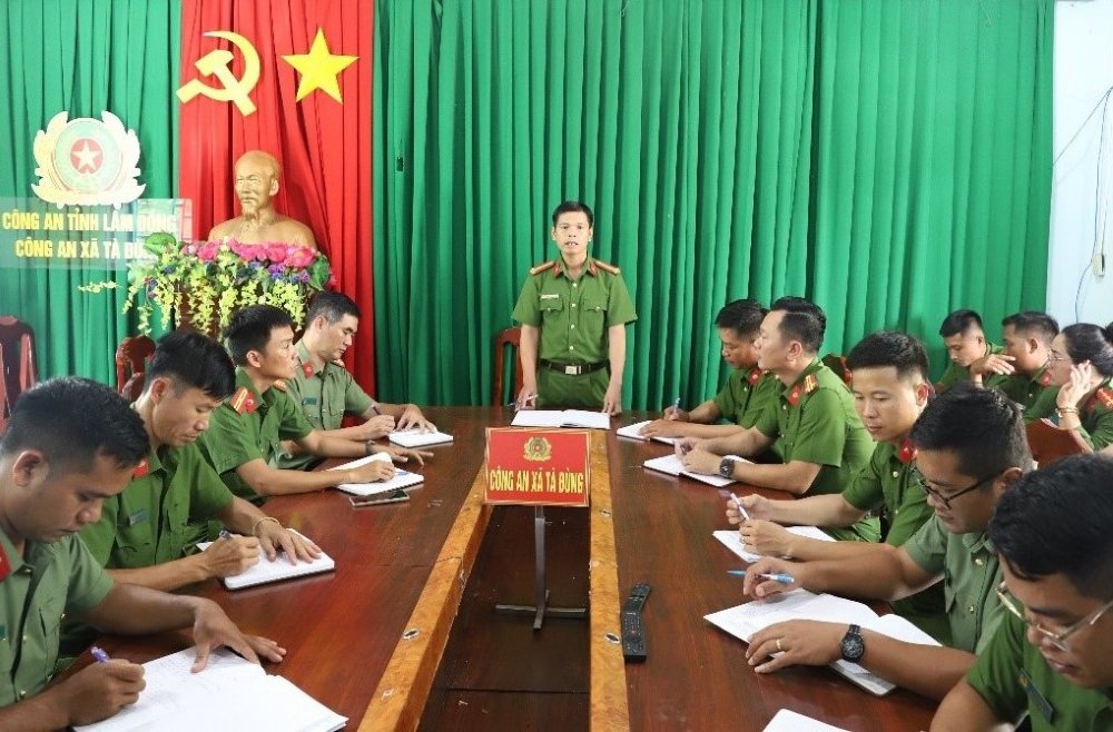 사회 공안국장은 언론에 정보를 제공받을 것입니다. 사진은 Ta Dung 사회 공안(Lam Dong)이 지역의 안보 및 질서 보장 작업을 조직하고 시행하는 모습입니다. 사진: VGP