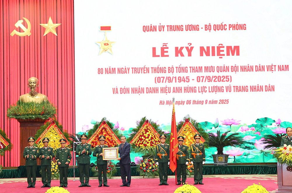Tong Bi thu To Lam - Bi thu Quan uy Trung uong - trao danh hieu Anh hung Luc luong vu trang nhan dan tang Bo Tong Tham muu Quan doi nhan dan Viet Nam. Anh: Nguyen Hai