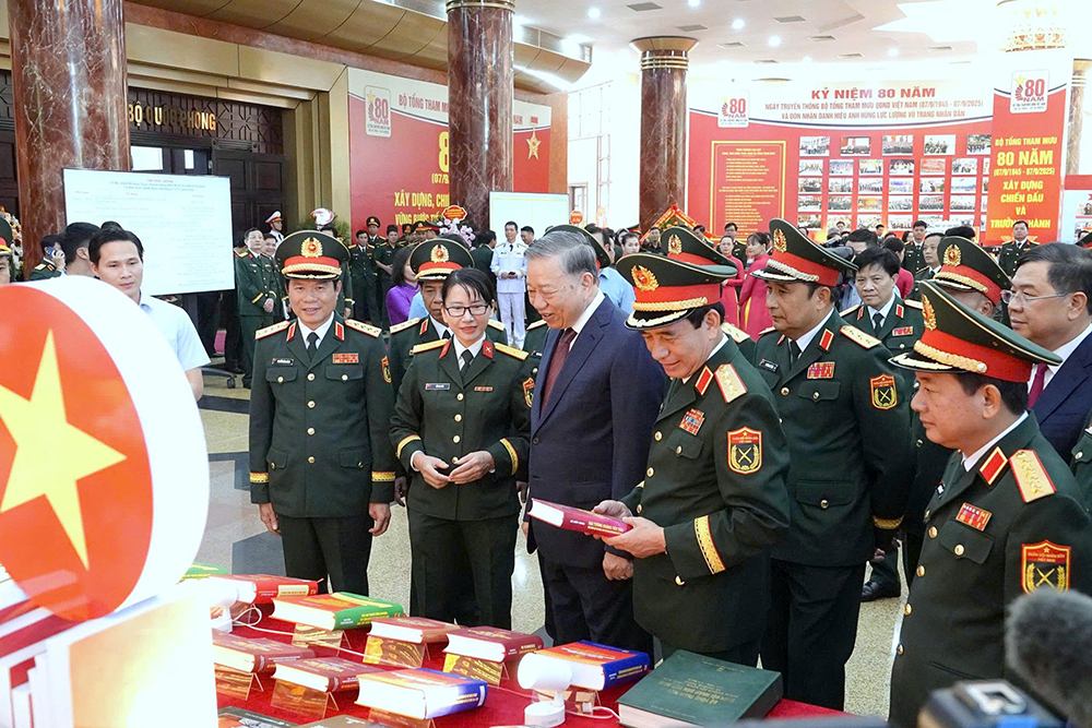 Tong Bi thu To Lam va cac dai bieu tham quan khu trung bay tai le ky niem 80 nam ngay truyen thong Bo Tong Tham muu QDND Viet Nam (7.9.1945 - 7.9.2025). Anh: Nguyen Hai