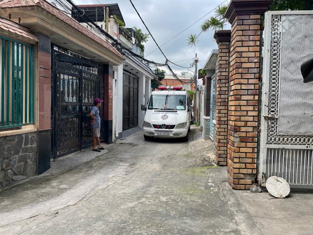 救急車が現場に到着し、ホーチミン市の下宿で死亡した女性を遺体安置所に運びました。写真:Dong Hoang