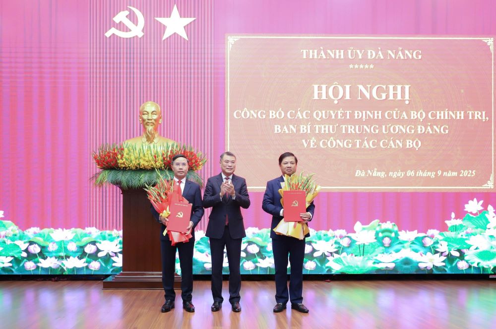 Pham Duc An 씨가 다낭시 인민위원회 위원장으로 선출되도록 소개되었습니다. 사진: Nguyen Long