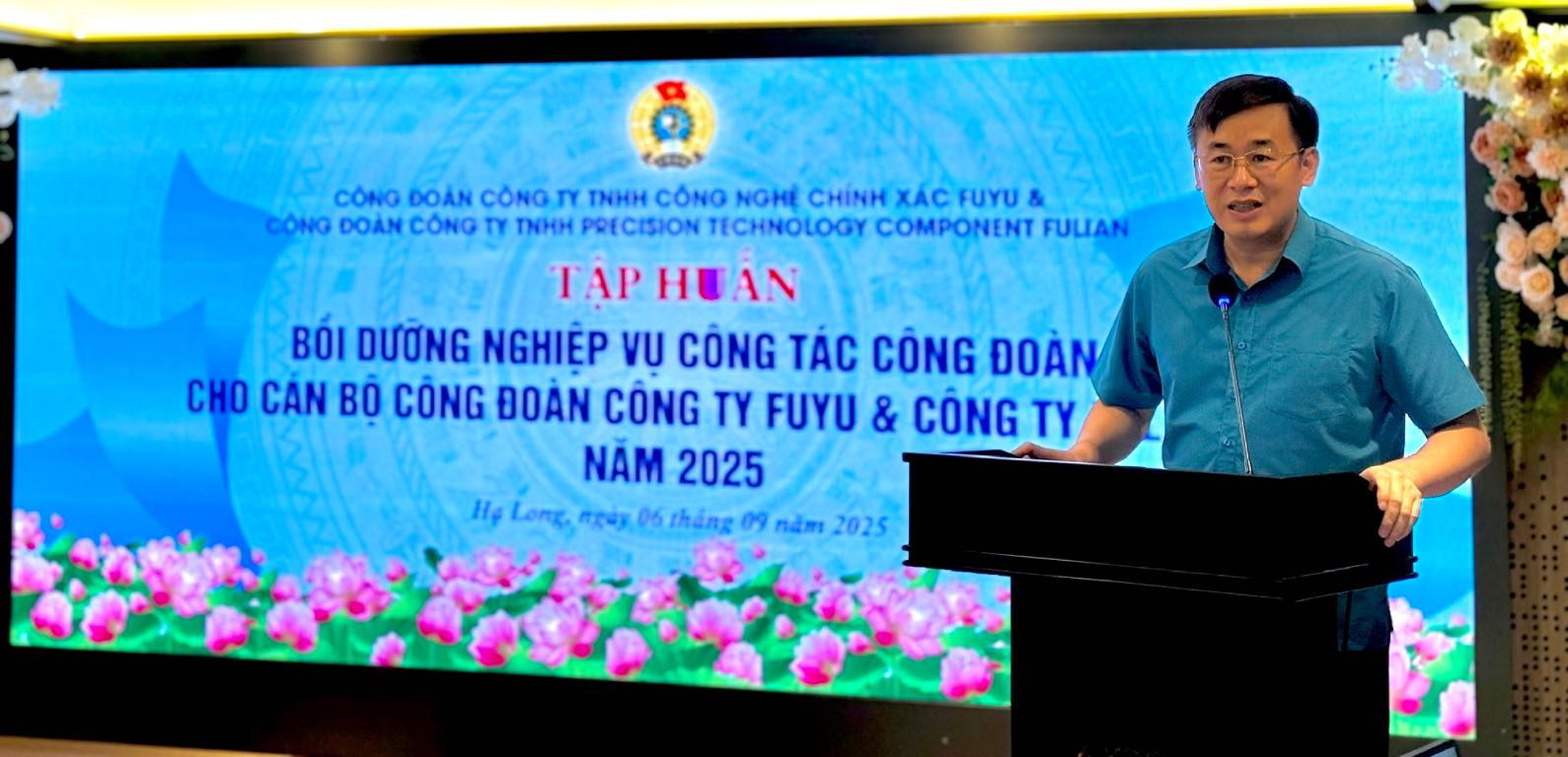 탁 반 쭝(Thach Van Chung) 동지 - 박닌(Bac Ninh)성 당위원회 위원 박닌(Bac Ninh)성 베트남 조국전선위원회 부위원장 박닌(Bac Ninh)성 노동연맹 위원장이 기초 노동조합 활동의 질을 향상시키기 위한 훈련 세션에서 연설하고 있습니다. 사진:  찌엔(Quat Chien)