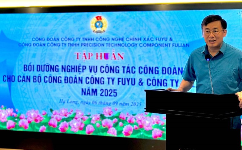 Comrade Thach Van Chung - Member of the Provincial Party Committee, Vice Chairman of the Vietnam Fatherland Front Committee of Bac Ninh province, Chairman of the Bac Ninh Provincial Labor Federation spoke at the training session to improve the quality of grassroots trade union activities. Photo: Quyet Chien