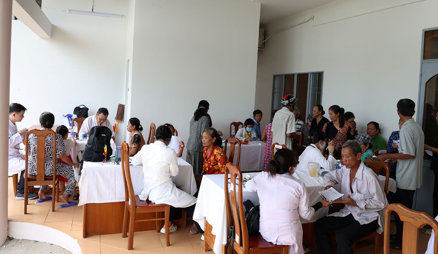 Cac y, bac si kham benh, tu van suc khoe cho nguoi dan