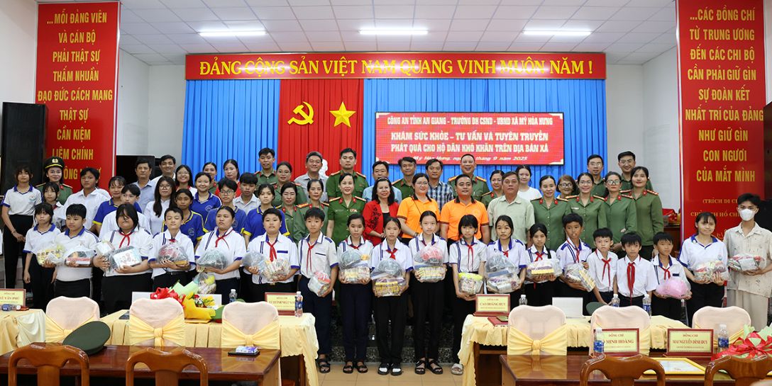 Tang qua cho nguoi dan, hoc sinh.... Anh: Vu Tien
