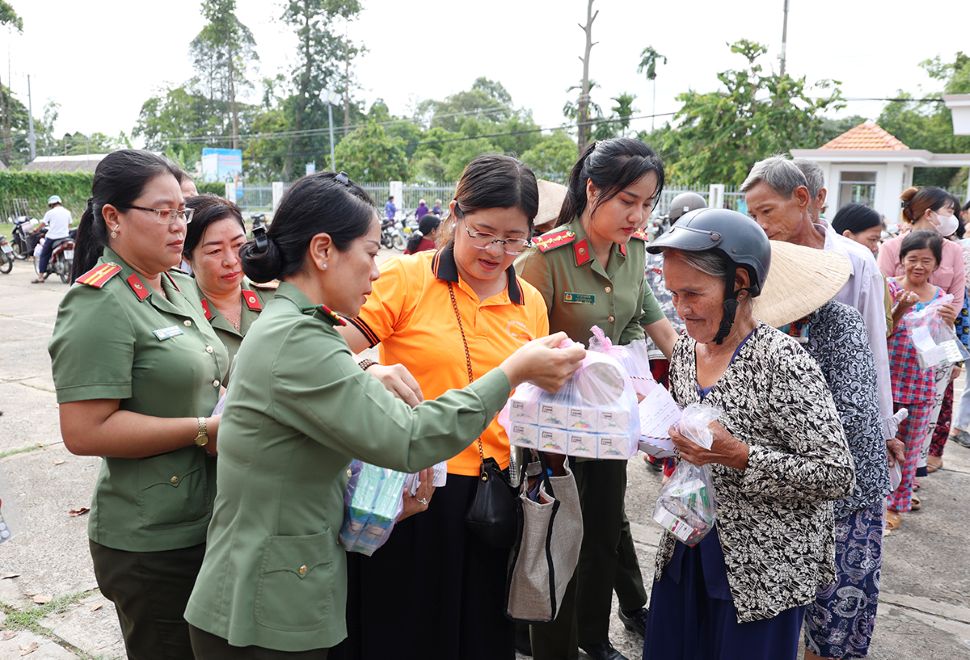 Cong an tinh An Giang phoi hop cung cac don vi to chuc nhieu hoat dong y nghia tren que huong Bac Ton. Anh: Vu Tien