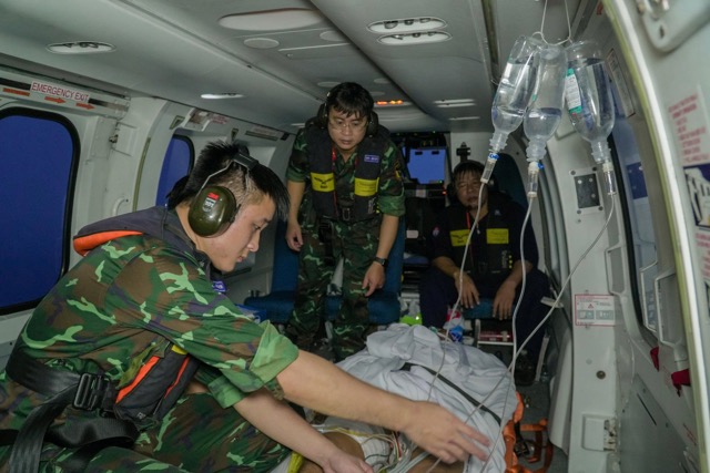 Sauvetage d'un patient en helicoptere de la zone speciale de Truong Sa vers le continent. Photo fournie par l'hopital