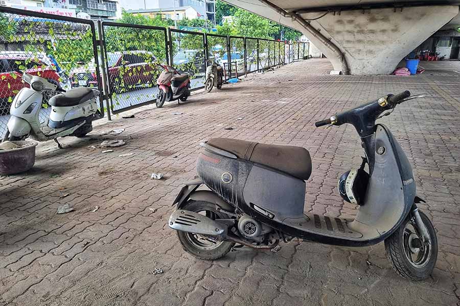 Ghi nhan cua PV, hien ben trong bai duoi gam cau nay van con mot so xe may cu nat, duong nhu da duoc de trong bai xe tu rat lau.
