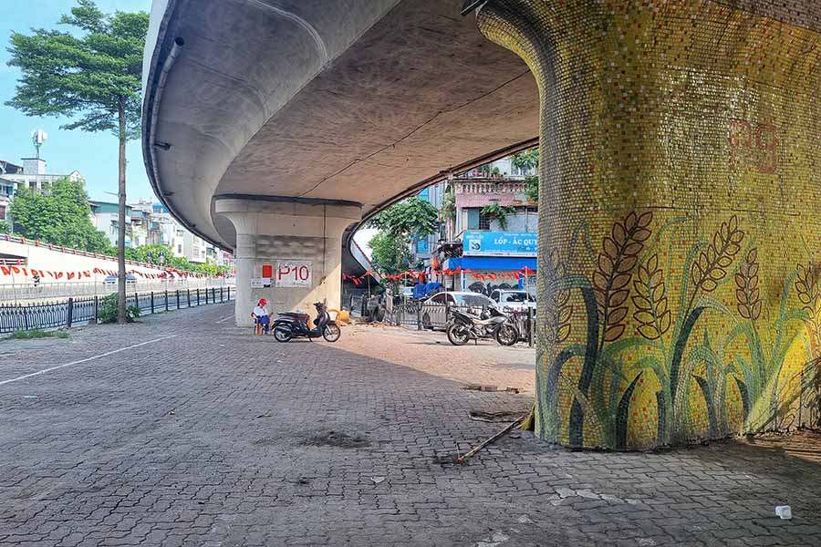 Cac bai xe duoi gam cau Chuong Duong (phia noi thanh) cung dung hoat dong tu hom nay (6.9). Hien khong con phuong tien nao duoc trong giu tai day. Chia se voi PV, ong Nguyen Hoang (Hoan Kiem, Ha Noi) cho biet, sang nay (6.9) khi di qua da thay bai ngung nhan xe, cac nhan vien dang thu don do dac nhu he thong camera quet nhan dien xe, ban ghe.