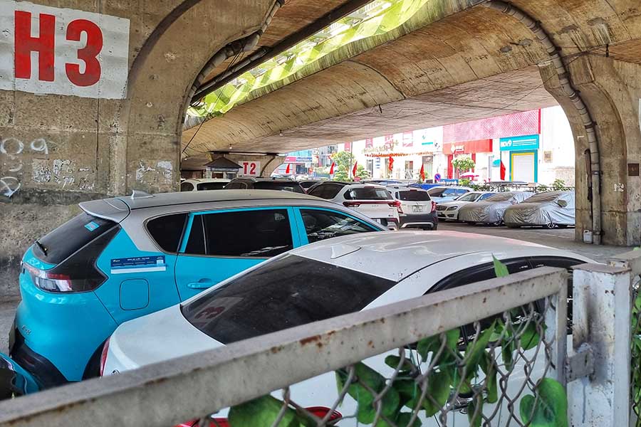 Truoc do, So Xay dung Ha Noi da co van ban trien khai Chi thi 06/CT-BXD cua Bo Xay dung, yeu cau ra soat, xu ly nghiem cac vi pham trong quan ly hanh lang an toan duong bo, dong thoi xoa bo toan bo bai xe duoi gam cau.