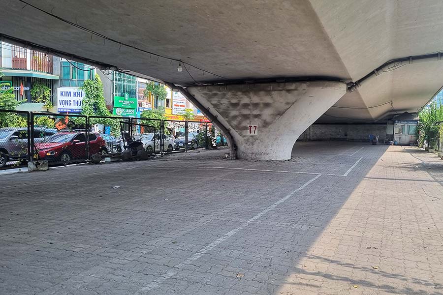 Bai xe ngung hoat dong nen gam cau tro nen thong thoang.