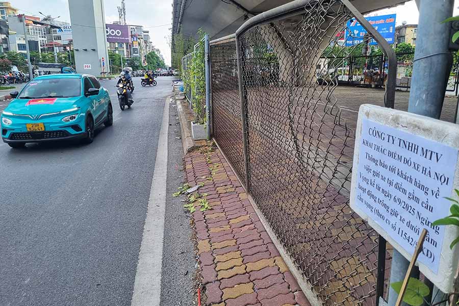 Ngay 6.9, bai trong giu xe duoi gam cau vuot Nga Tu Vong dan thong bao ngung hoat dong.