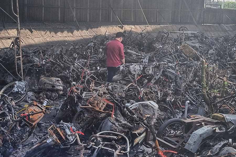 Cung ghi nhan trong ngay 6.9, khu vuc bai xe bi chay duoi gam cau Vinh Tuy dang duoc don dep, cac xe bi chay duoc di chuyen dan ra ngoai den diem tap ket khac.