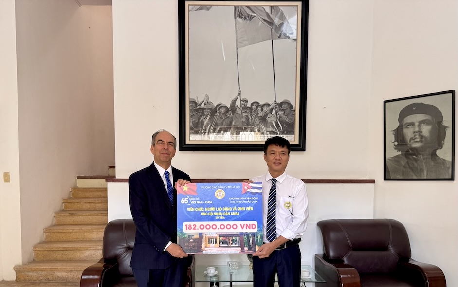 팜 반 탄 박사 - 당위원회 서기 학교 이사회 의장 하노이 보건 전문대학 총장이 학교 공무원 노동자 및 학생들의 기부금을 전달하고 있습니다. 사진:  칸