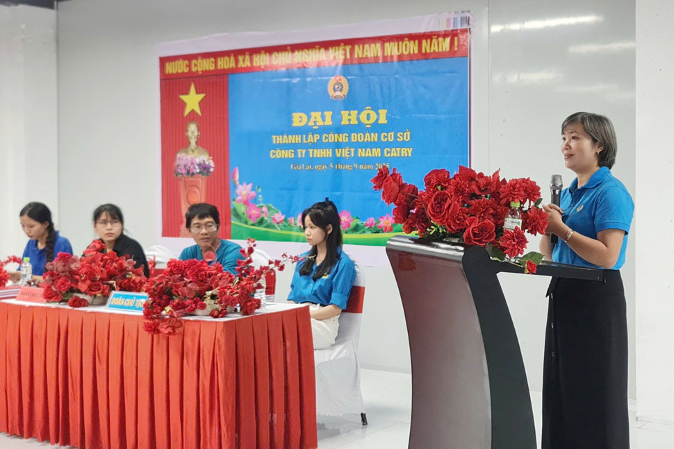 Ba Nguyen Thi Bich Thuy - Pho Chu tich Lien doan Lao dong tinh Gia Lai phat bieu tai buoi le. Anh: Anh Nguyen